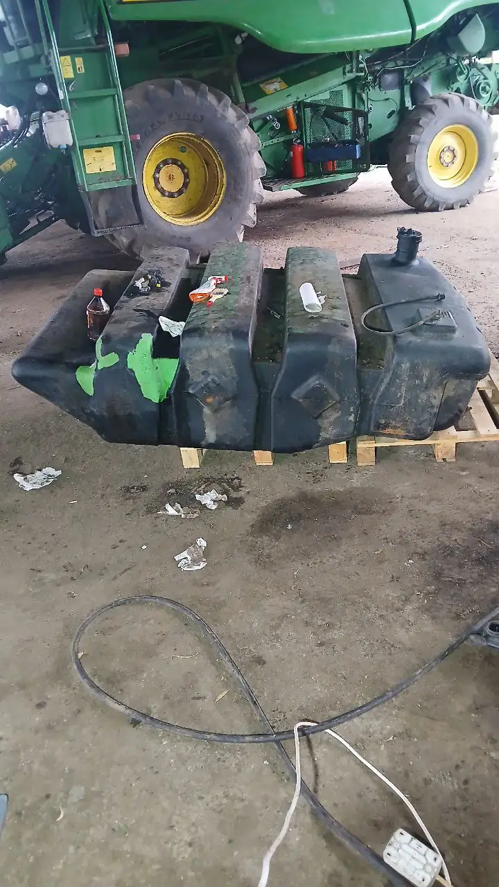 Паливний бак — John Deere
