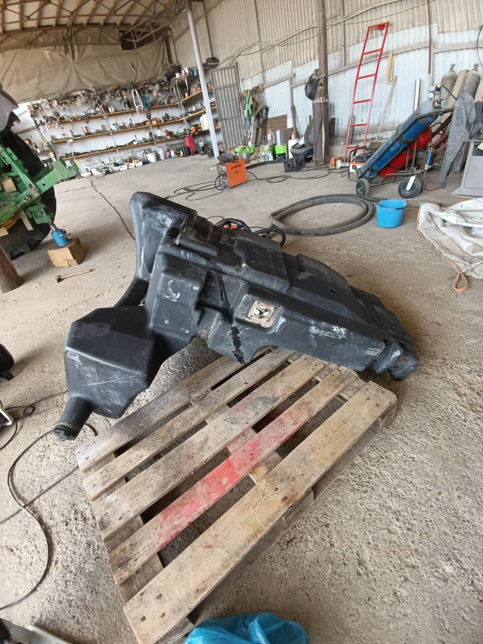 Фото 9 з ремонту — Ремонт паливного бака John Deere 6930 — серпень 2026