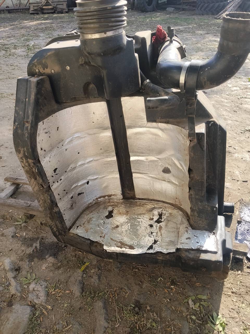 Фото 1 з ремонту — Ремонт паливного бака New Holland T8.390