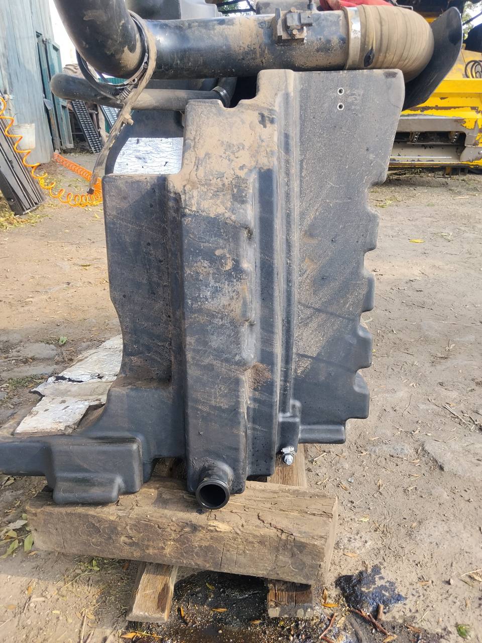 Фото 2 з ремонту — Ремонт паливного бака New Holland T8.390