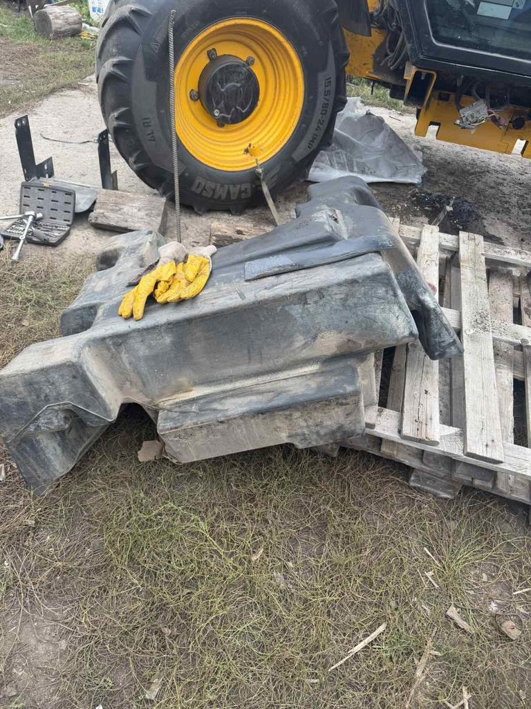 Паливний бак — JCB ?уточнити