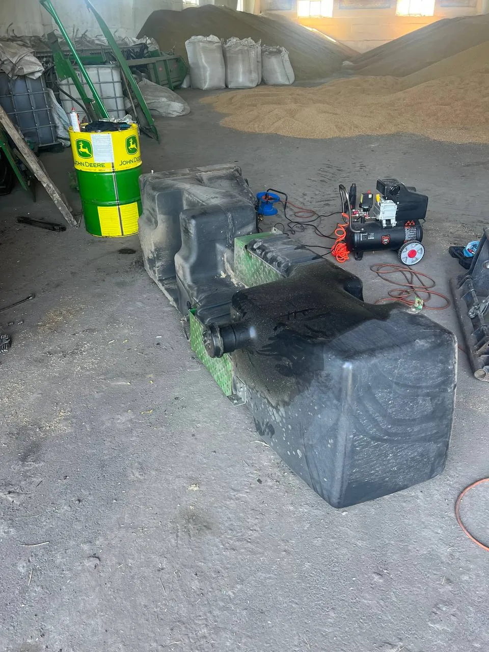 Паливний бак — John Deere 9680