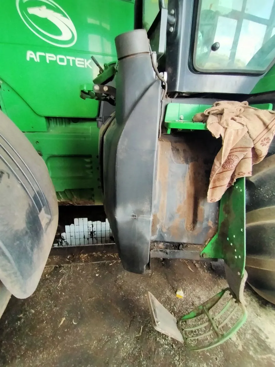 Паливний бак — John Deere 8335 R