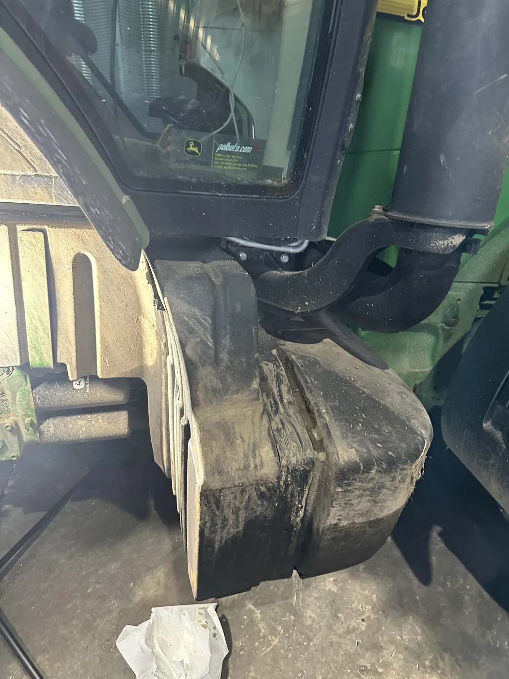 Фото 1 з ремонту — Ремонт паливного бака John Deere — стінку протерло колесом
