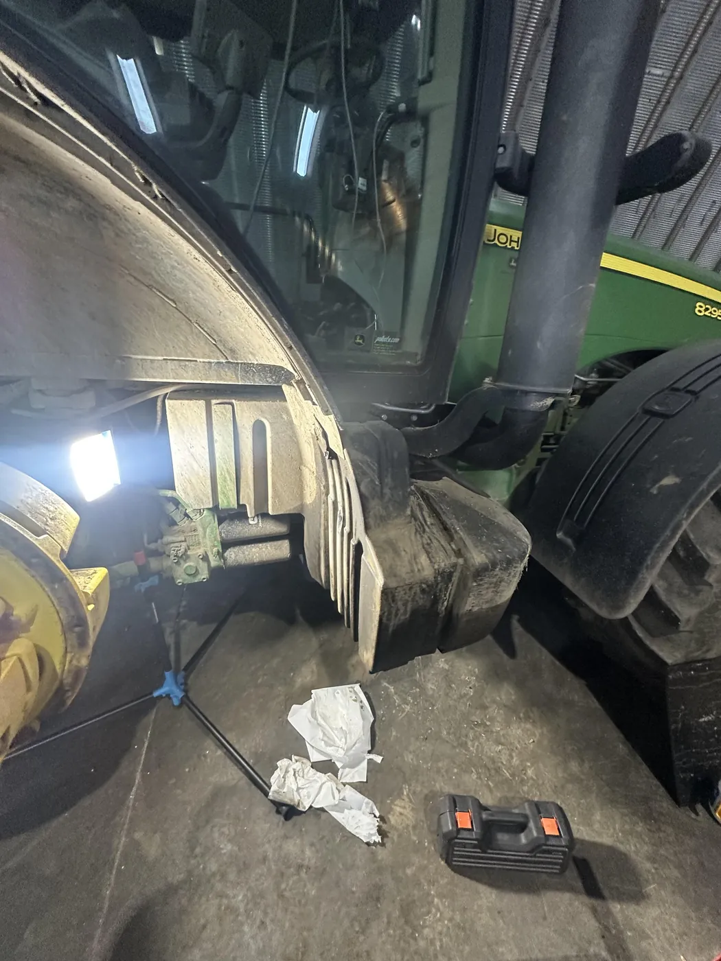 Фото 5 з ремонту — Ремонт паливного бака John Deere — стінку протерло колесом