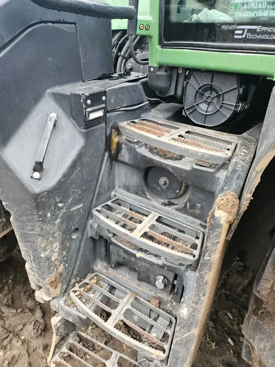 Фото 3 з ремонту — Ремонт паливного бака Fendt 826