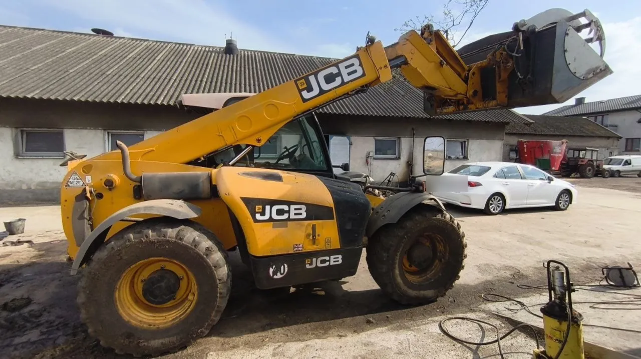 Фото 1 з ремонту — Ремонт паливного бака JCB — пробиття і тріщина на куті бака