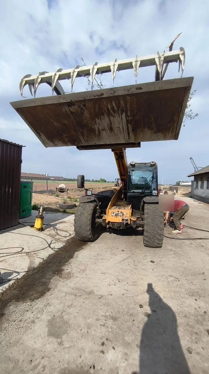 Фото 12 з ремонту — Ремонт паливного бака JCB — пробиття і тріщина на куті бака