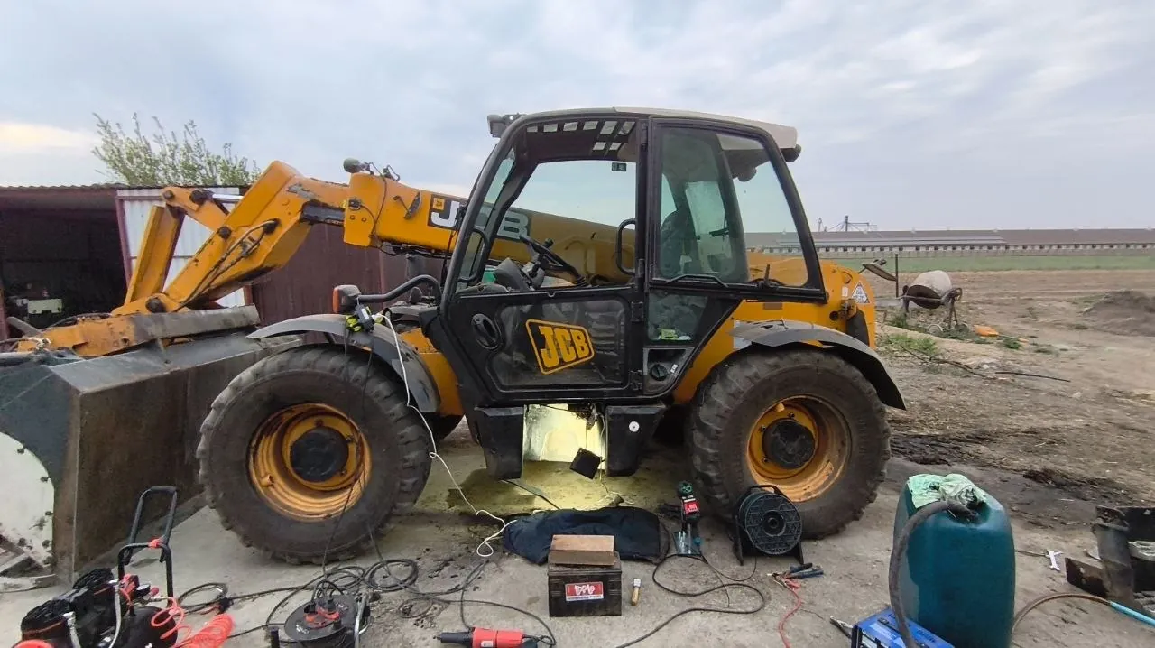 Фото 14 з ремонту — Ремонт паливного бака JCB — пробиття і тріщина на куті бака