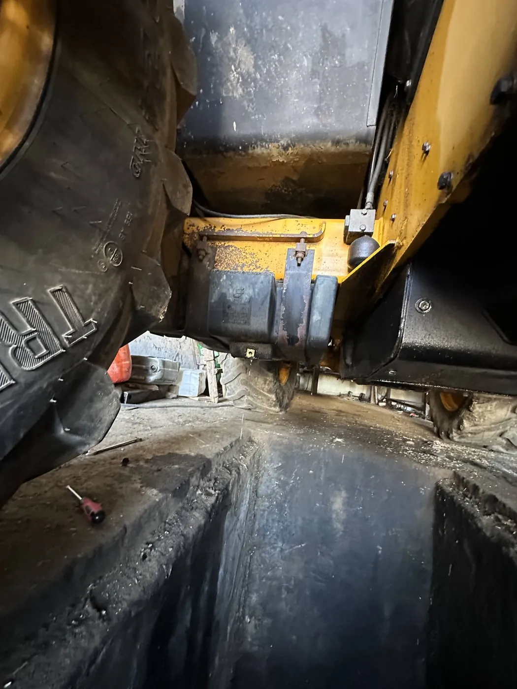 Фото 2 з ремонту — Ремонт паливного бака JCB — протікання біля зливного штуцера