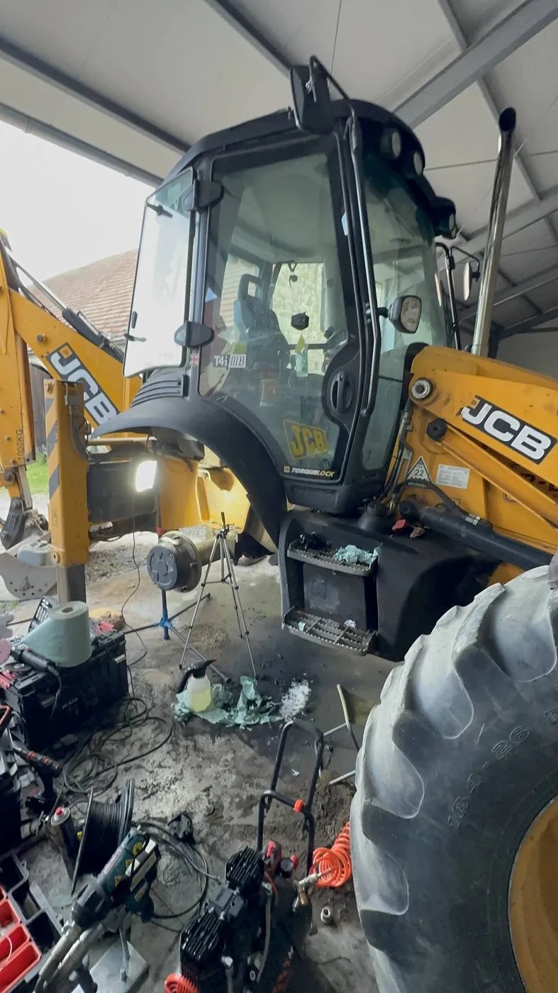 Фото 12 з ремонту — Ремонт паливного бака JCB 3CX — стінку бака протерло колесом