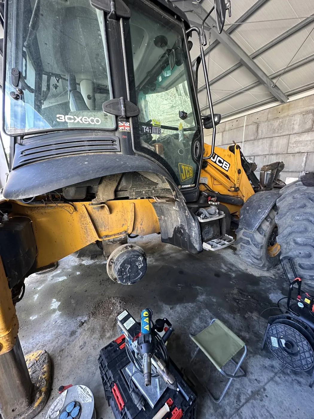 Фото 3 з ремонту — Ремонт паливного бака JCB 3CX — стінку бака протерло колесом