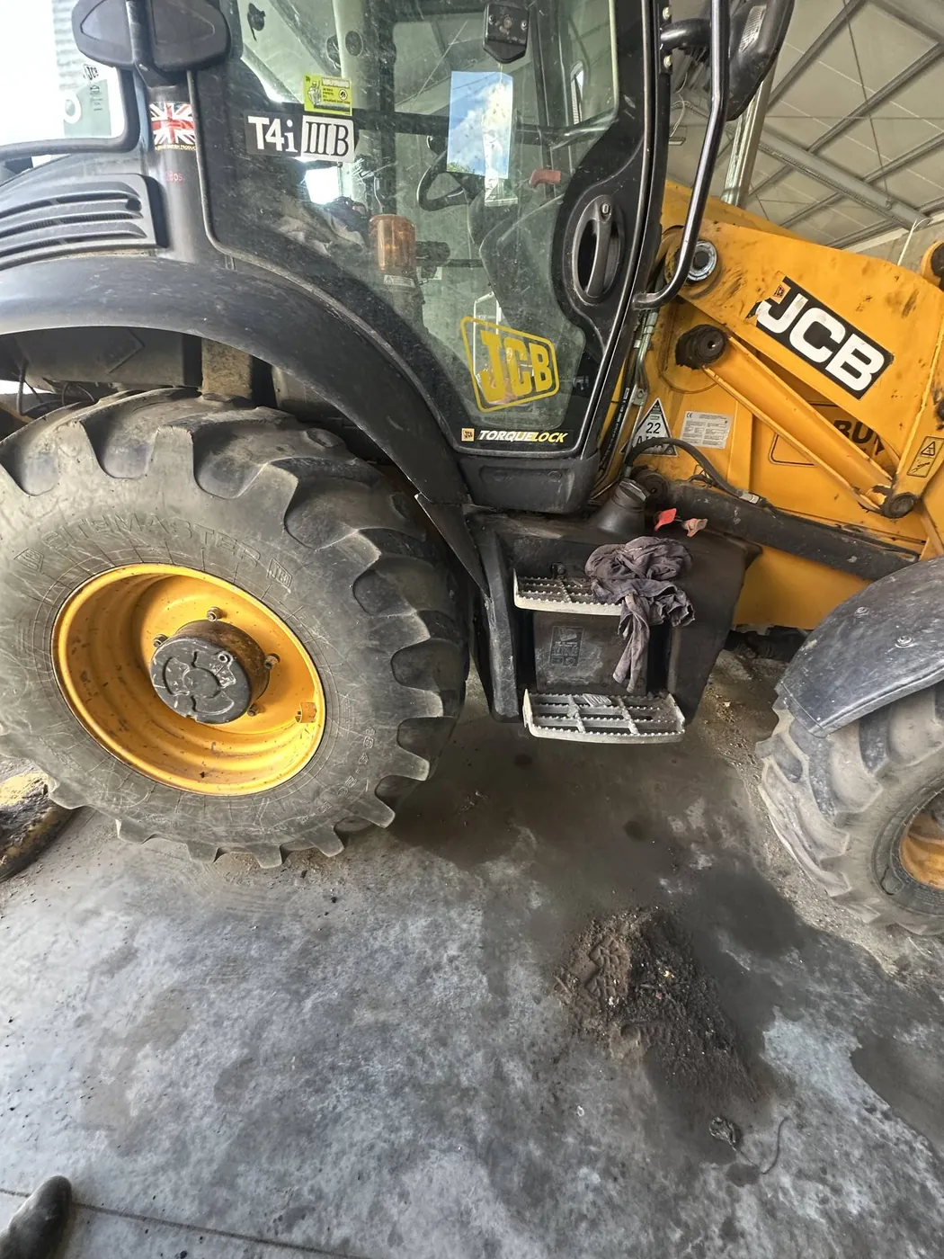 Фото 5 з ремонту — Ремонт паливного бака JCB 3CX — стінку бака протерло колесом