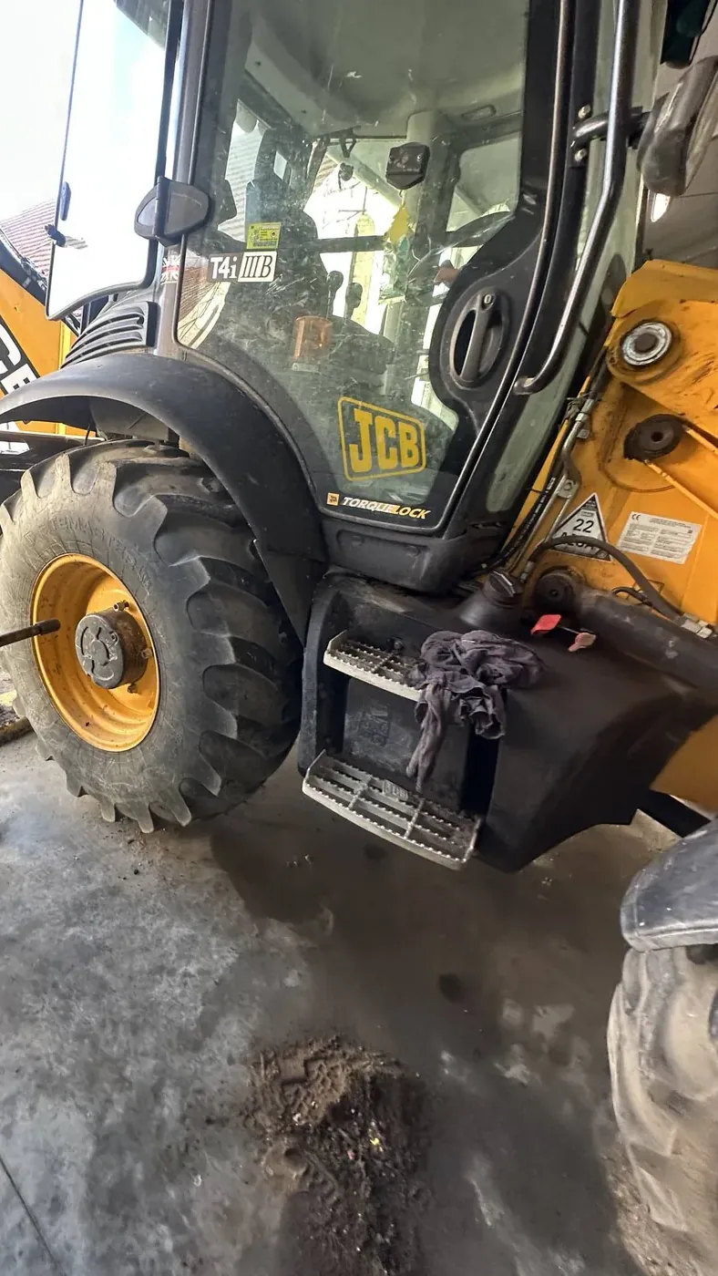 Фото 6 з ремонту — Ремонт паливного бака JCB 3CX — стінку бака протерло колесом
