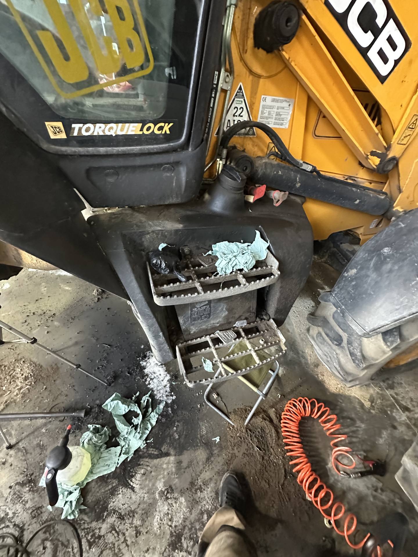Фото 19 з ремонту — Ремонт паливного бака JCB 3CX — стінку бака протерло колесом