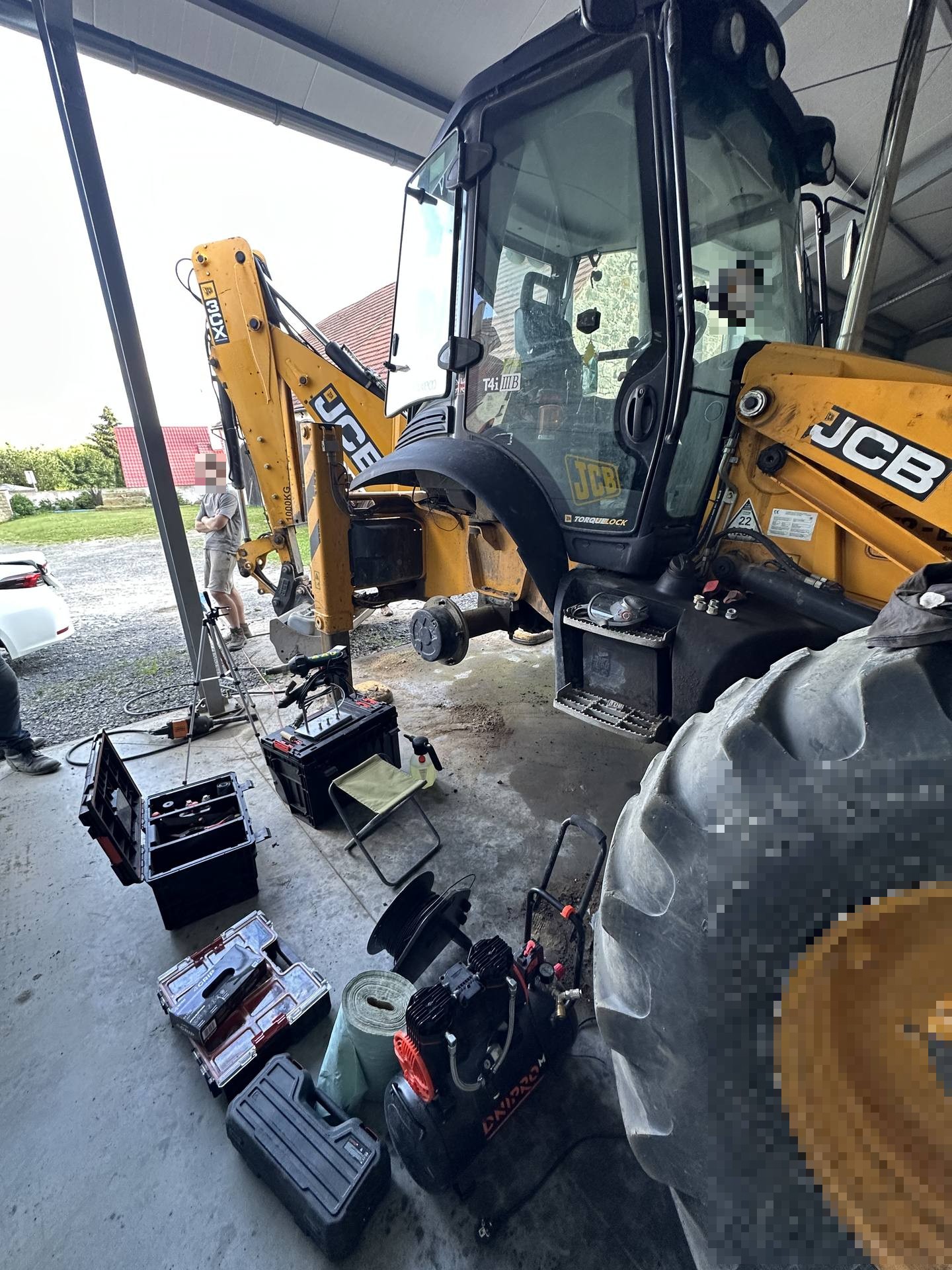 Фото 22 з ремонту — Ремонт паливного бака JCB 3CX — стінку бака протерло колесом
