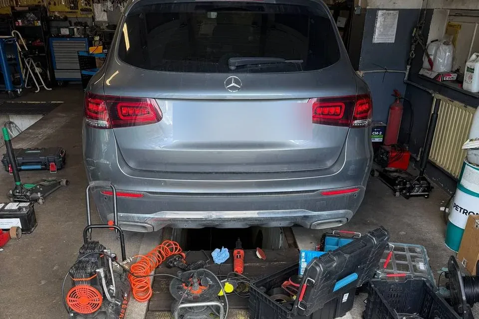 Mercedes-Benz GLC у майстерні — підготовка до зварювання пластикового паливного бака