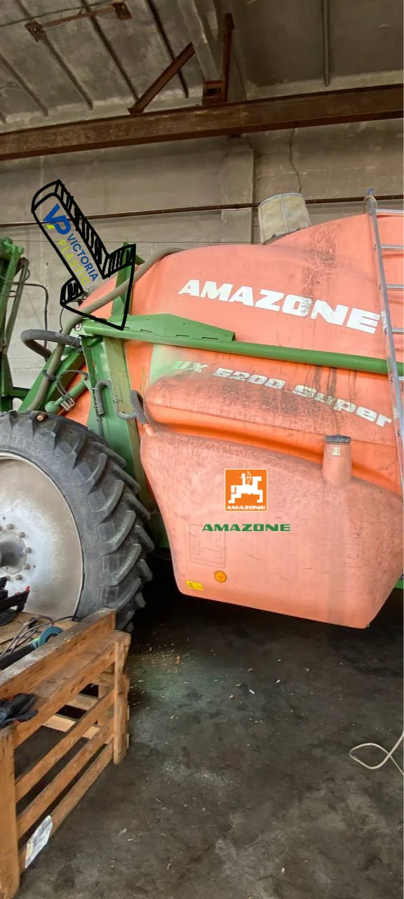 Тріснута бочка обприскувача Amazone перед ремонтом