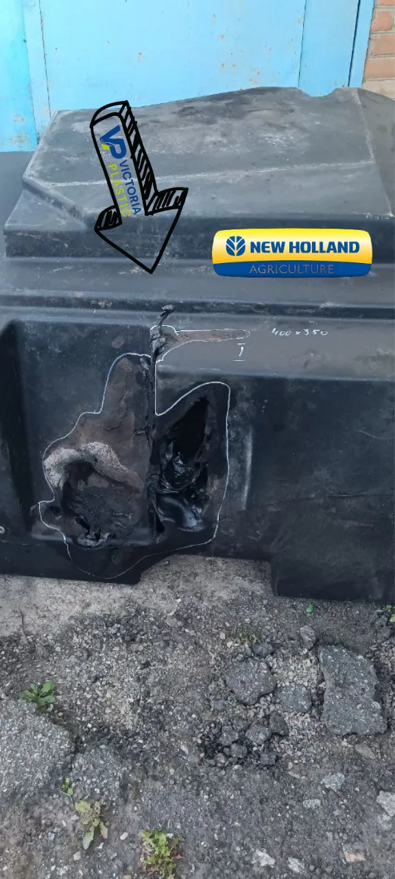 Пропалений паливний бак комбайна New Holland після пожежі