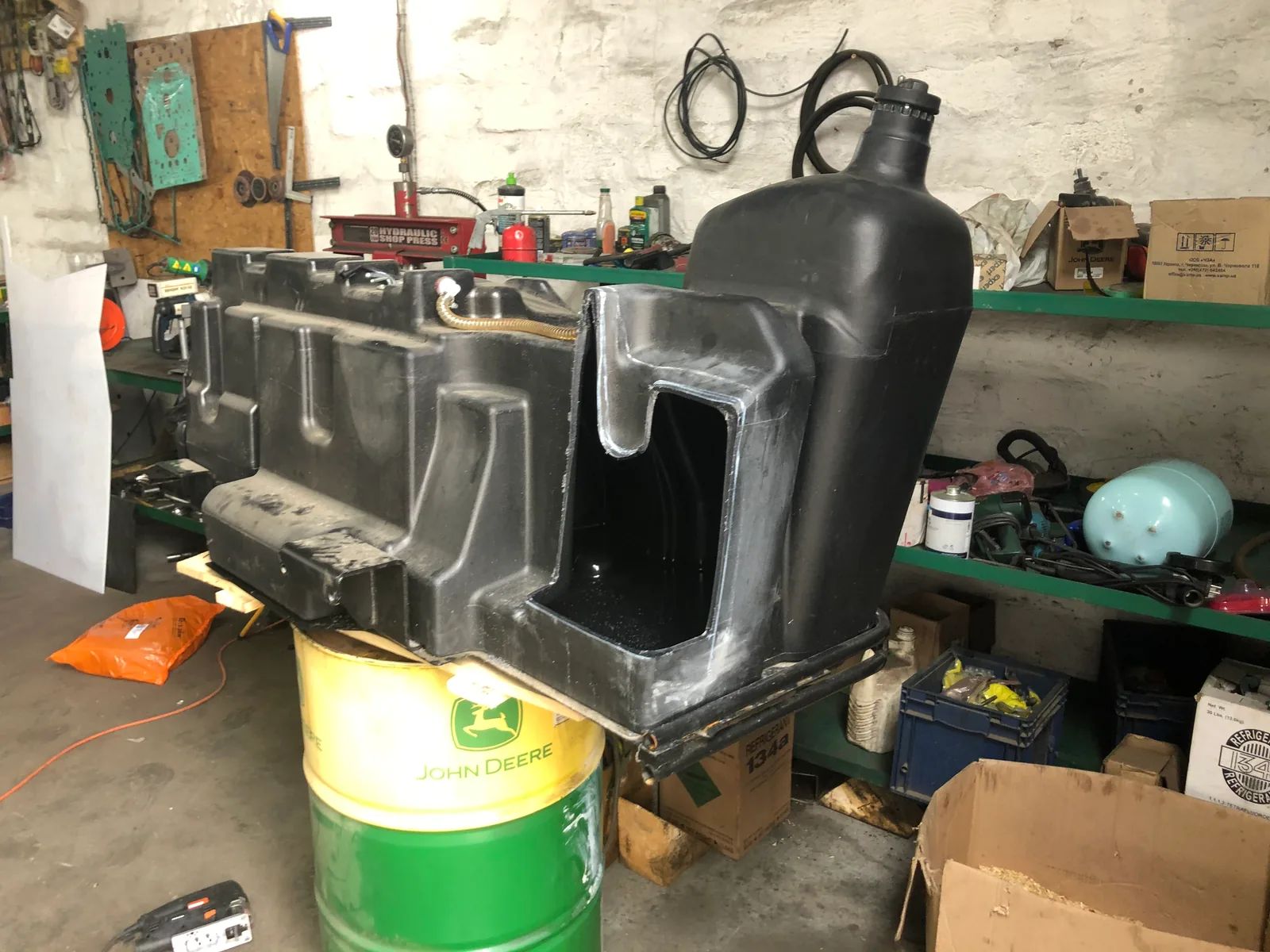 Паливний бак John Deere перед модифікацією під фронтальний навантажувач